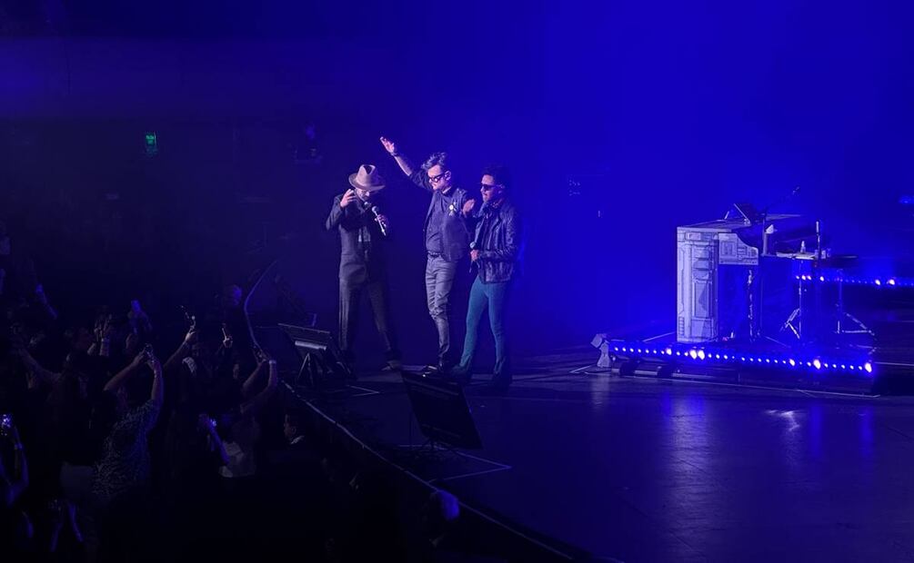 Aleks Syntek con Sandoval y Kalimba durante su concierto en el Auditorio Nacional. 
Foto: César González.
