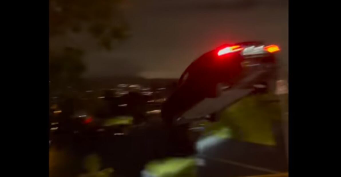 Hombre renta un Tesla y salta por los aires en peligroso video para redes sociales