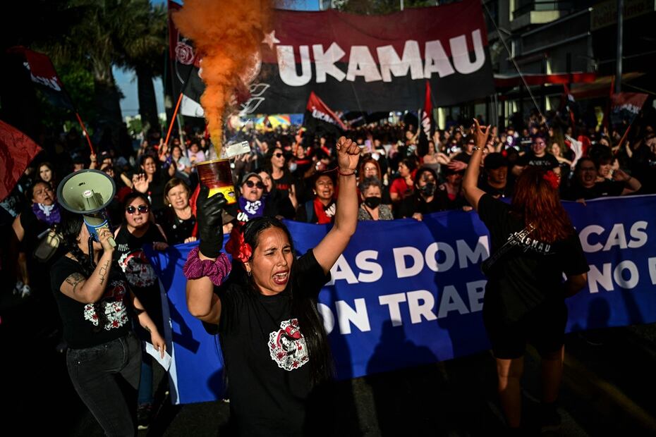 Asistentes a una manifestación por el Día Internacional de la Eliminación de la Violencia contra la Mujer, en Santiago. Foto: AFP
