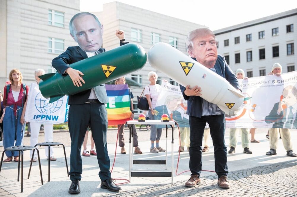 Activistas protestaron contra el fin del tratado sobre Armas Nucleares de Alcance Intermedio (INF, por sus siglas en inglés), ante la embajada estadounidense en la Plaza de París, en Berlín. Foto/OMER MESSINGER. EFE