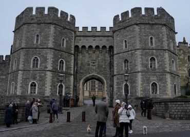 Hombre detenido en terrenos del castillo de Windsor llevaba ballesta y quería “asesinar a la reina”, según video