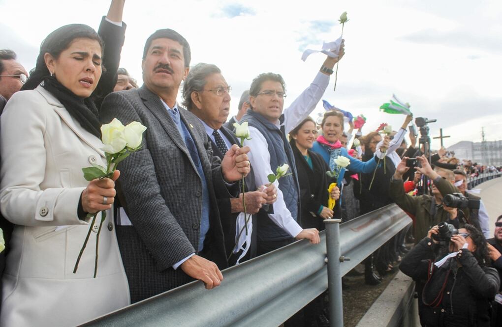 Alrededor de 800 jóvenes estudiantes de secundaria y bachillerato formaron una cadena humana a la orilla del Río Bravo, justo en la línea divisoria internacional entre México y Estados Unidos, para enviar un mensaje de unidad entre los mexicanos y a la vez protestar por la política migratoria de Donald Trump. Foto: Cuartoscuro.com
