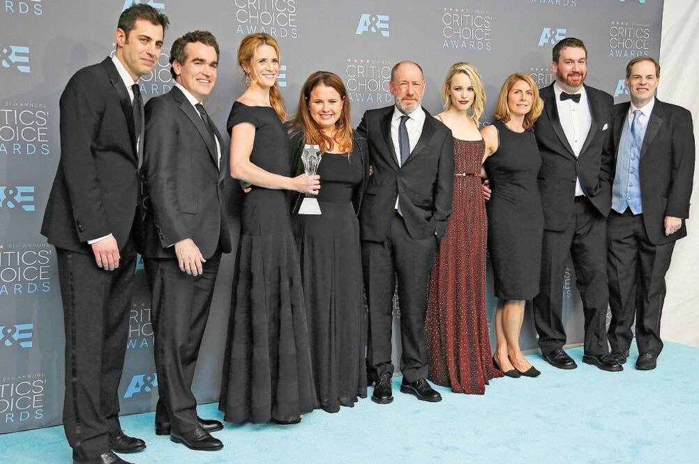 La película basada en la obra de Ben Hecht y Charles MacArthur también ganó el premio de los críticos en las categorías de Guión original y Elenco (FOTOS: REUTERS Y AP)