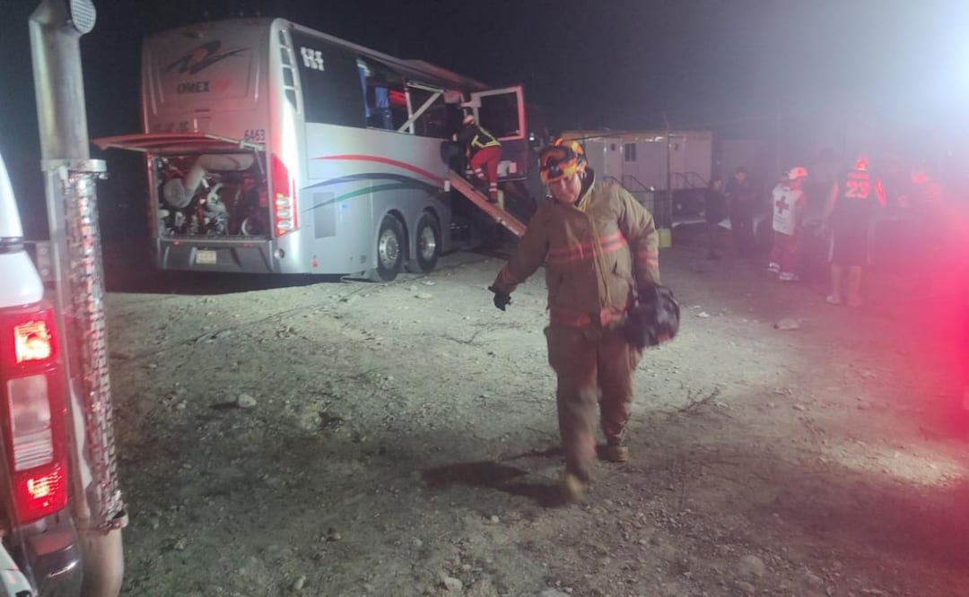 Accidente en la carretera Monterrey-Nuevo Laredo; muere una persona y 20 pasajeros resultan lesionados. Foto: Especial