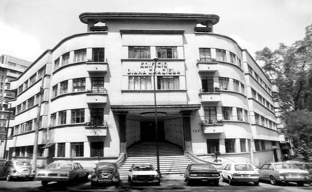 El "Edificio Diana Graciela" ubicado en la esquina de Campos Elíseos y Goldsmith en Polanco en una fotografía de 1980. Después de una remodelación se le retiró el nombre que ostentaba en la fachada. Imagen: Rafael Fierro.