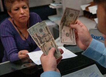 Dollar closes at $17.47 pesos