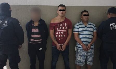 Tras persecución, detienen a 3 hombres en Neza; transportaban en auto a un cadáver