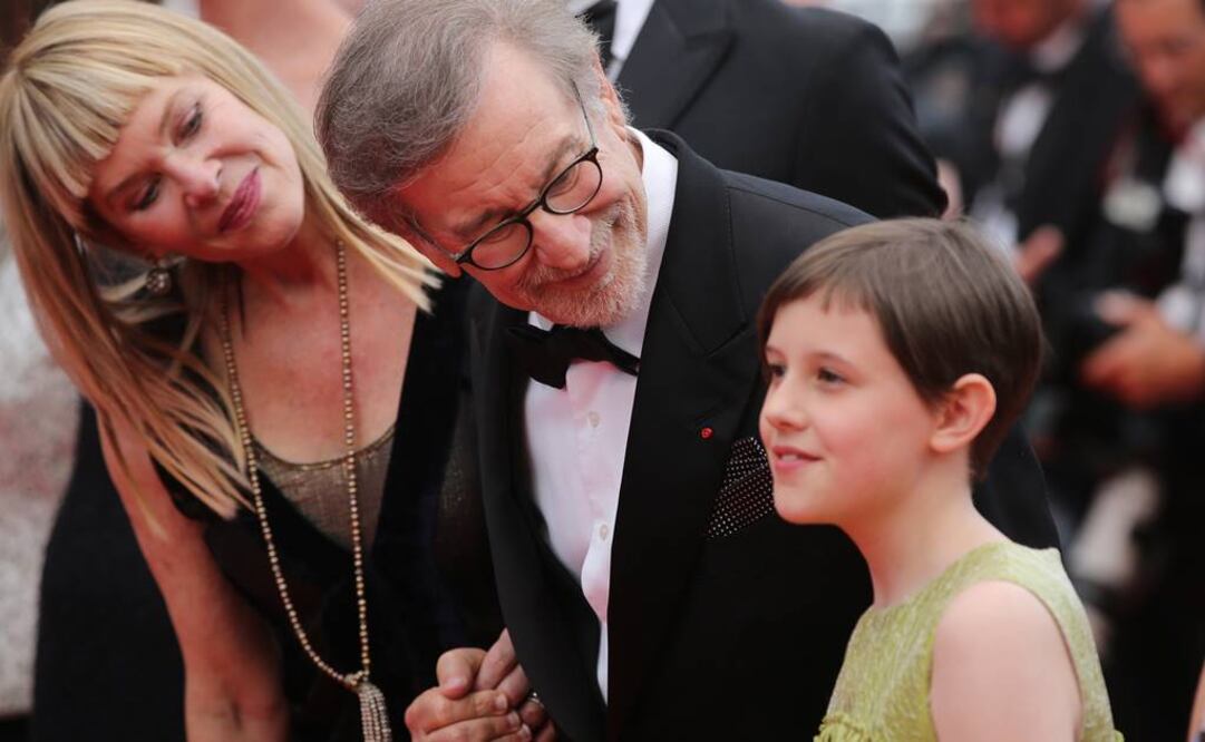 La joven actriz Ruby Barnhill, el director Steven Spielberg y su esposa, la actriz Kate Capshaw. FOTO: AP.