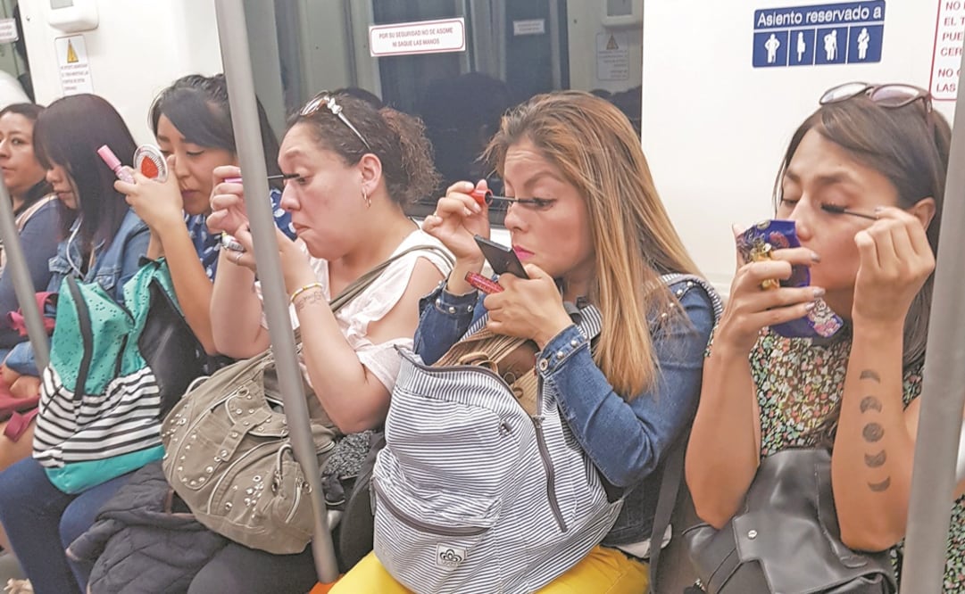 En la Línea B, rumbo a Ciudad Azteca. Algunas personas van tarde, pero en el Met ro siempre llegan a su destino. 18:00 horas. Fotos/IVONNE RODRÍGUEZ. EL UNIVERSAL