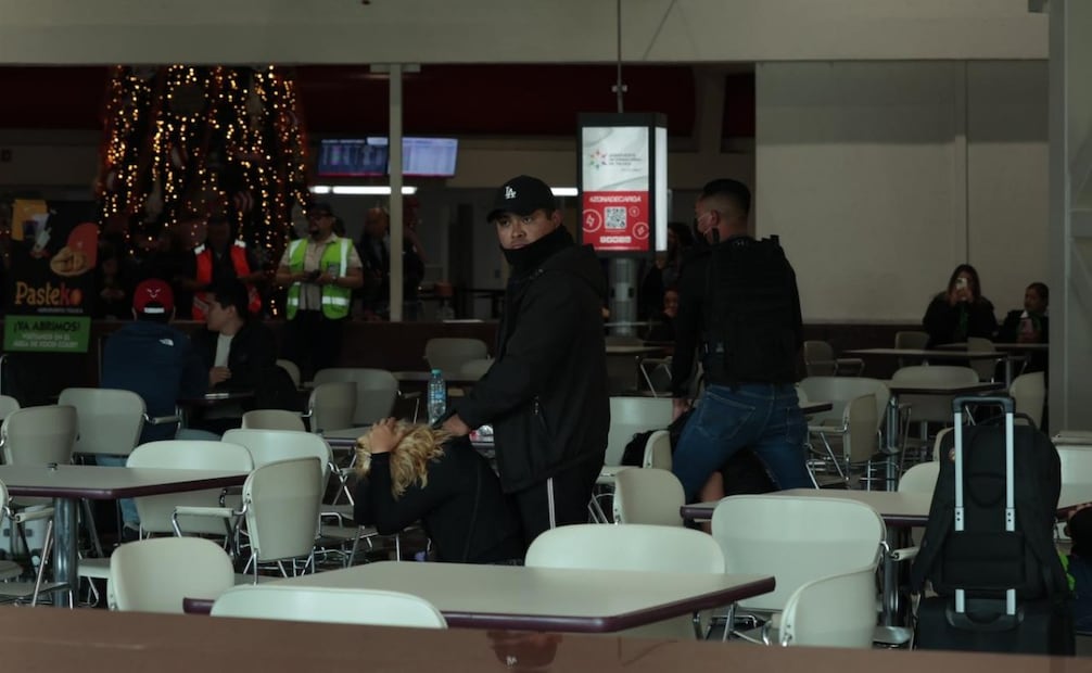 Durante la escena, una de las mujeres rehenes resultó lesionada en la cabeza, por lo que fue atendida por elementos de la Cruz Roja Mexicana. Foto: Alejandro Vargas/ EL UNIVERSAL