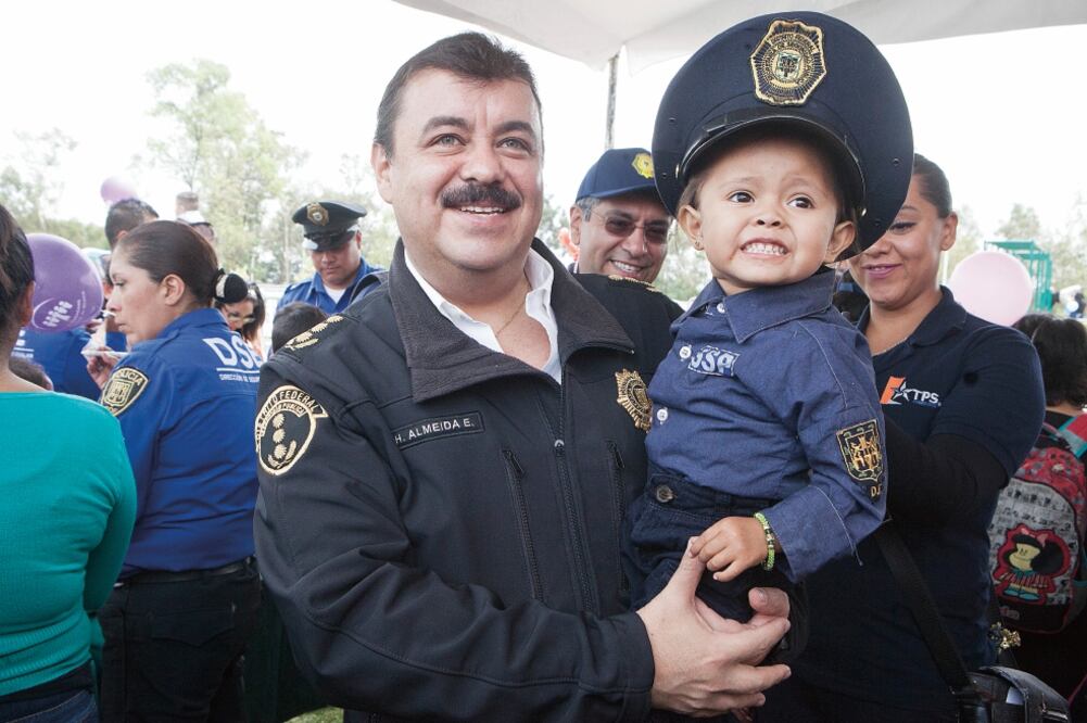 El titular de la Secretaría de Seguridad Pública, Hiram Almeida, convivió con los hijos de los agentes y se retrató con ellos (CRISTOPHER ROGEL BLANQUET. EL UNIVERSAL)