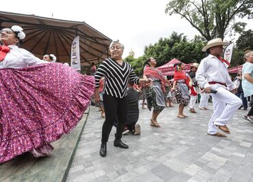 VIDEO: Zapateado, guitarra, poesía y decoración de paliacates, así fue el Gran Fandango realizado en la Alameda Central