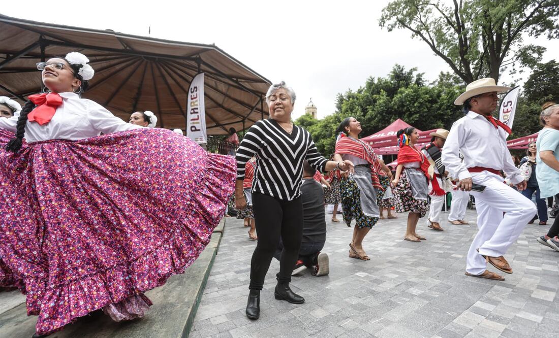 Se llevó a cabo el primer Fandango organizado por el Subsistema de Educación Comunitaria PILARES en la Alameda Central. Contó con talleres de zapateo, guitarra, y decoración de paliacates, además de presentaciones de bailes con distintos estilos del interior de la República (FOTO: Gabriel Pano/ EL UNIVERSAL)