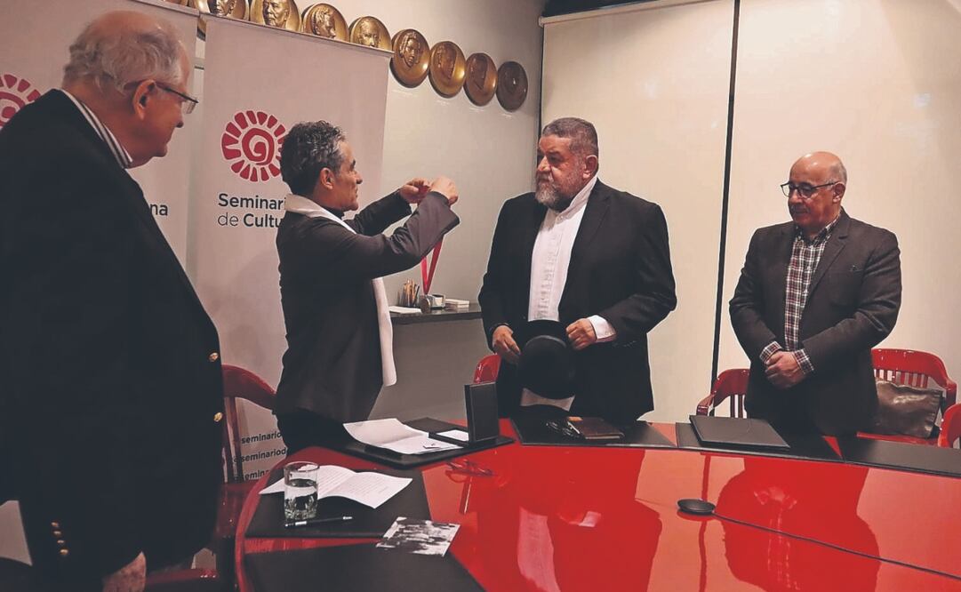 Felipe Leal, presidente del Seminario de Cultura Mexicana, entregó el premio a Francisco Magaña. Foto: de Seminario de Cultura Mexicana