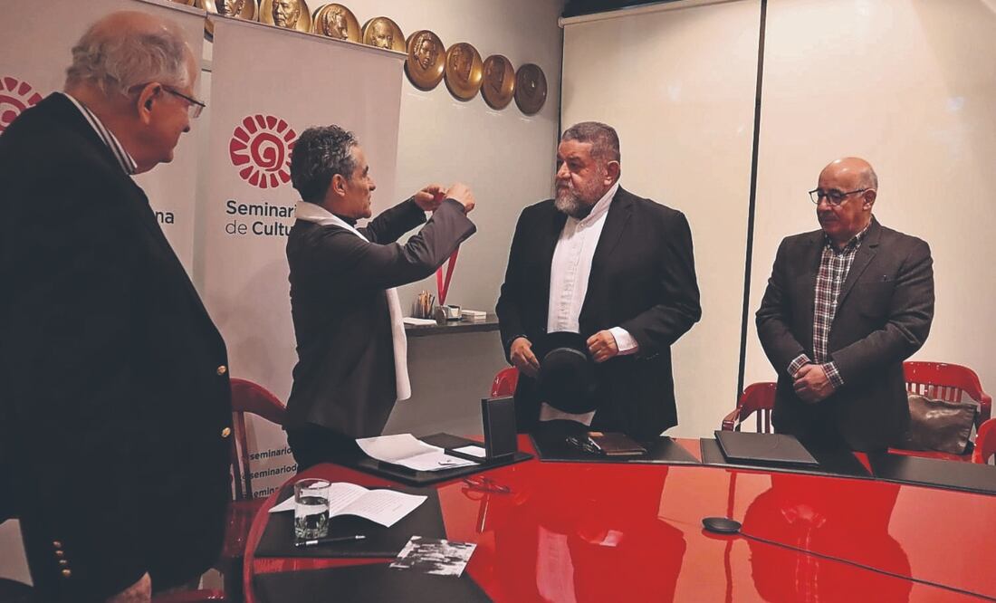 Felipe Leal, presidente del Seminario de Cultura Mexicana, entregó el premio a Francisco Magaña. Foto: de Seminario de Cultura Mexicana