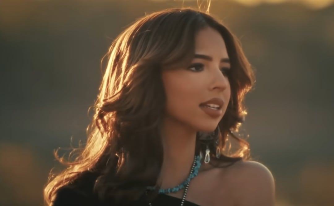 Ángela Aguilar presume su cabello largo en "Bala perdida".