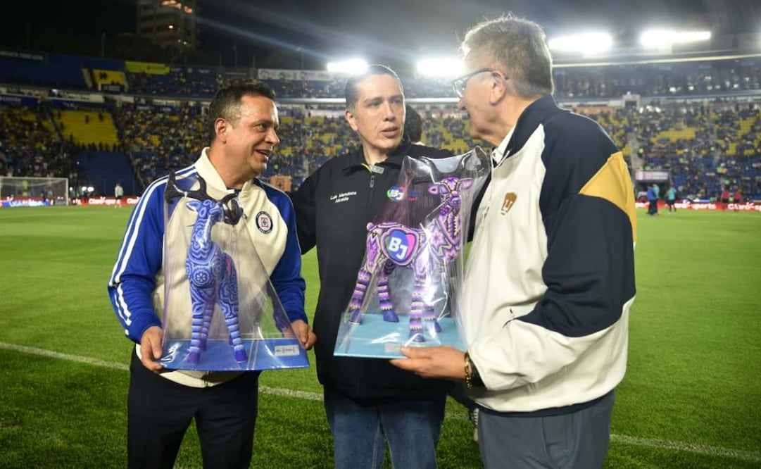 Alcalde de Benito Juárez reconoce a jugadores de Cruz Azul y Pumas previo a final de futbol. Foto: Especial.