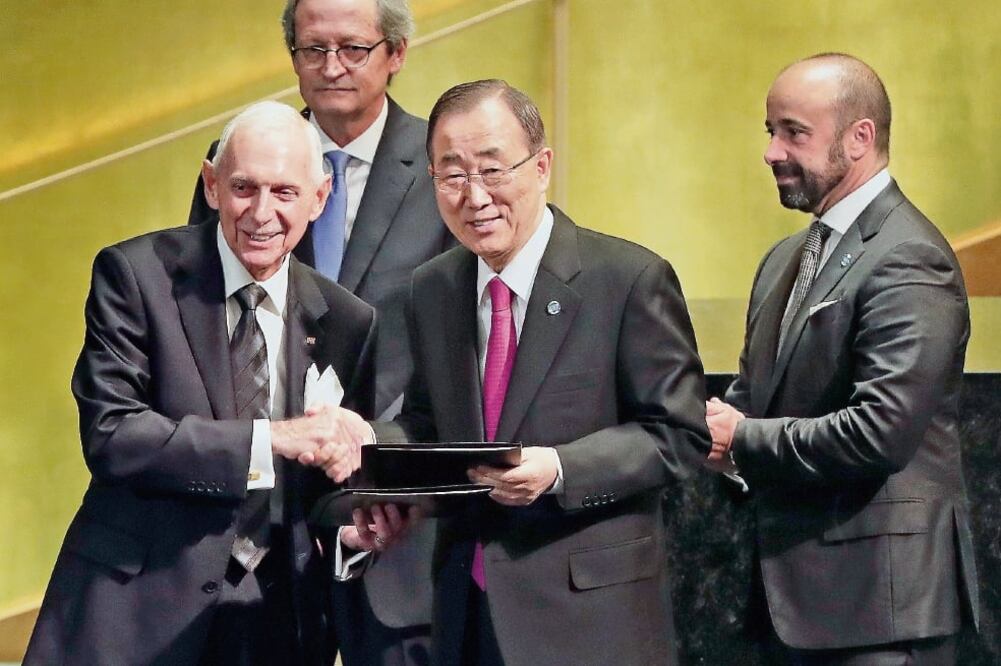 William Lacy Swing, director general de la OIM, y Ban Ki-moon, secretario general de la ONU, al firmar el pacto (JULIE JACOBSON. AP)