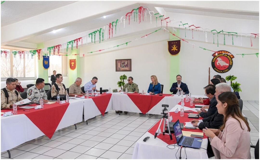 Maru Campos encabeza Mesa de Seguridad en Ojinaga, Chihuahua, la reunión se llevó a cabo en el Quinto Batallón de Infantería. Foto: Especial