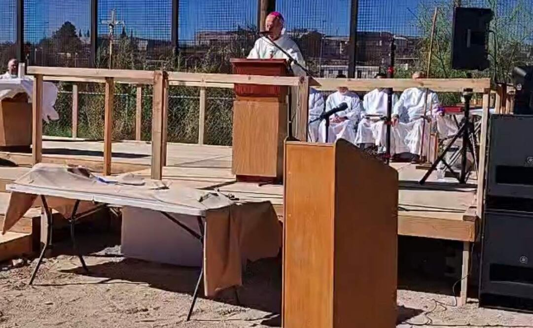 Realizan misa binacional en la frontera de El Paso, Texas y Ciudad Juárez, para pedir por los migrantes difuntos.
Foto: Especial.