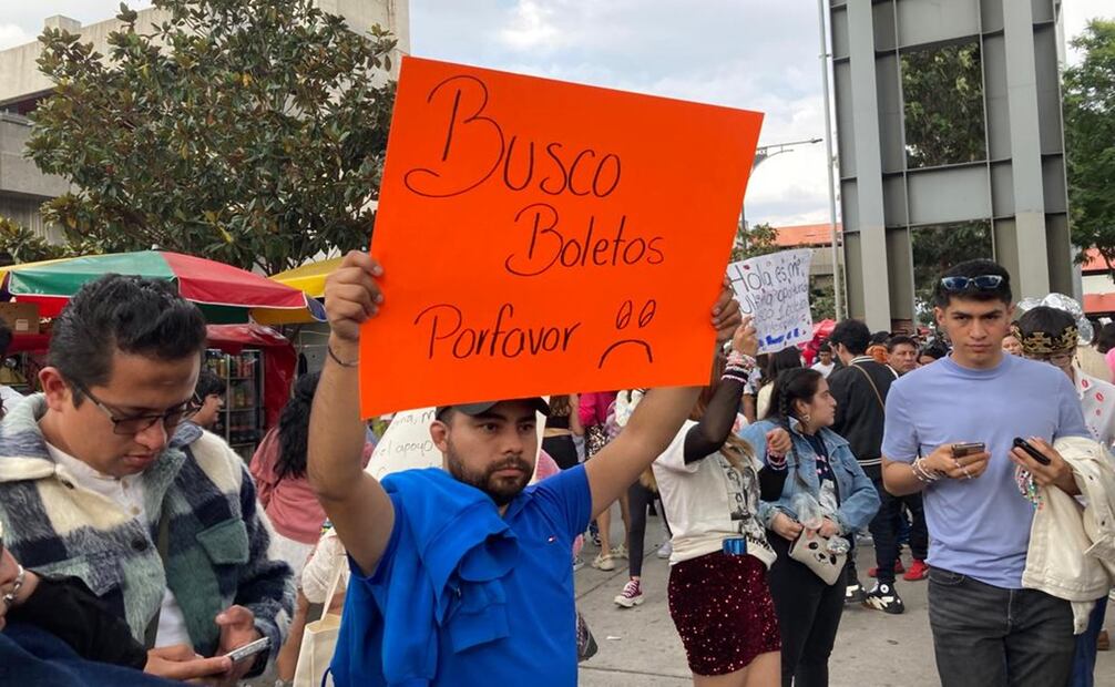 A pesar de que los boletos están agotados, varios fans acudieron al Foro Sol con la esperanza de conseguir algunos para poder ver a la cantante en su último concierto en la CDMX. Foto: Armando Pereda/ EL UNIVERSAL