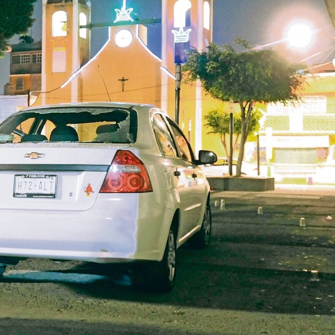 Las personas atacadas, entre ellas "El Mene", bebían frente a la iglesia del pueblo de Culhuacán cuando fueron sorprendidas por varios sujetos en dos autos. o