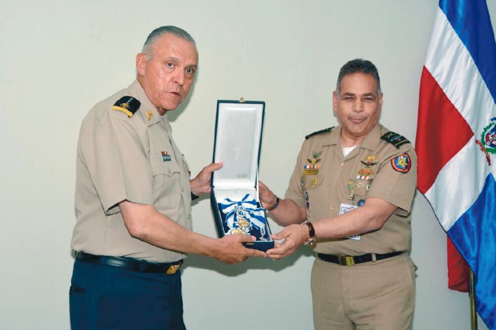 El titular de la Sedena, Salvador Cienfuegos, al recibir la medalla. CORTESÍA