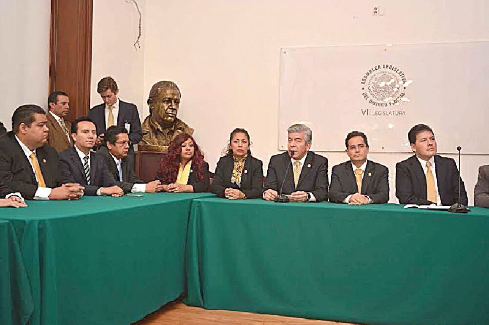 En conferencia de prensa, el dirigente del PRD-DF, Raúl Flores, calificó el fallo de la Sala Superior como “un hecho inédito en el país” (ESPECIAL)