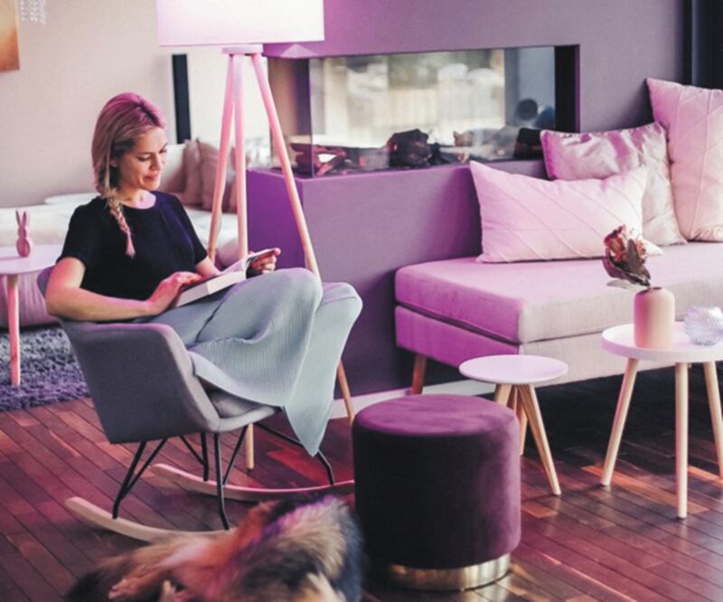 Los focos son Bluetooth y cambian de color. CORTESÍA