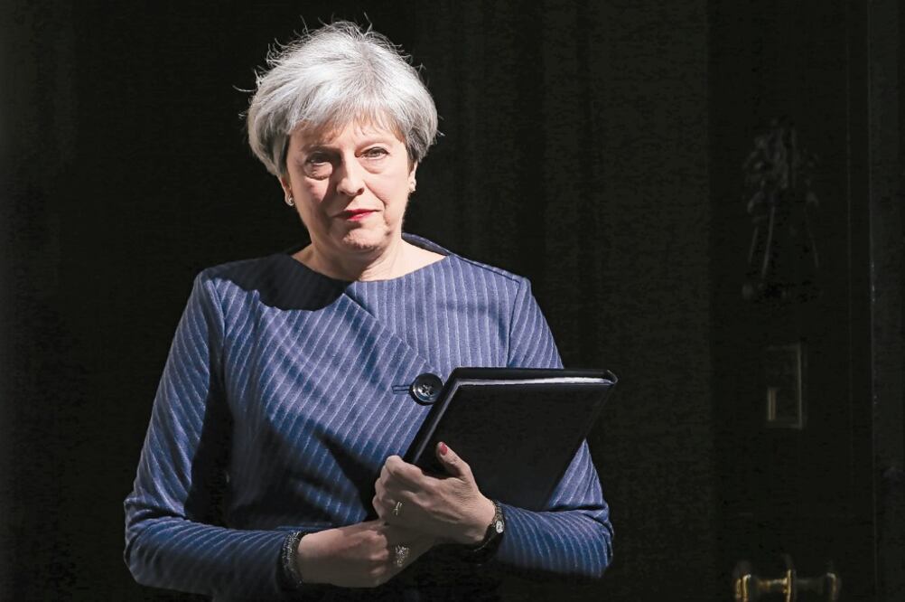 Aunque había descartado llamar a elecciones anticipadas, la primera ministra necesita apoyo parlamentario para negociar con la UE (DANIEL LEAL-OLIVAS)