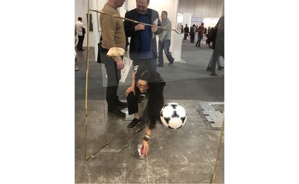 Publican fotos de Avelina Lésper previo a que se rompiera la obra de Gabriel Rico