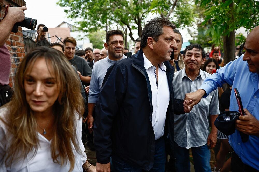 Sergio Massa, candidato de Unión por la Patria, y su esposa, Malena Galmarini, tras emitir su voto, en las presidenciales argentinas del 22 de octubre, en la localidad de Tigre. FOTO: AFP