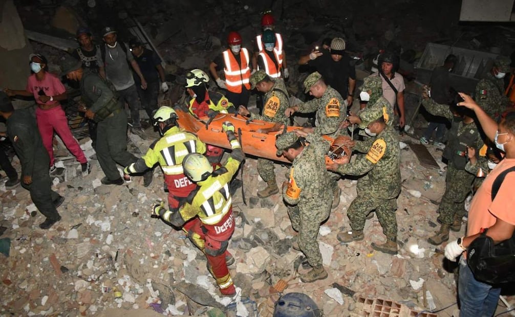 Ejército mexicano rescata con vida a un menor en Venezuela tras los fuertes sismos en ese país. Foto: Defensa
