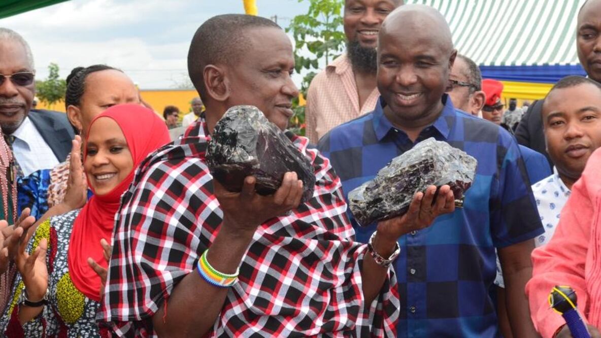 Laizer con su valioso hallazgo (Foto: Ministro de Minerales de Tanzania)