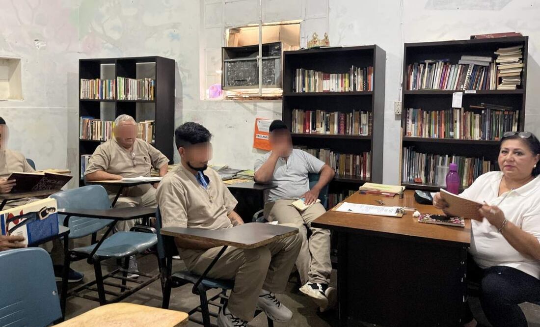Dos hombres y una mujer del Centro de Ejecución de Sanciones (CEDES) de Ciudad Victoria, se preparan para un concurso nacional de dibujo y cuento (27/06/2025). Foto: Especial