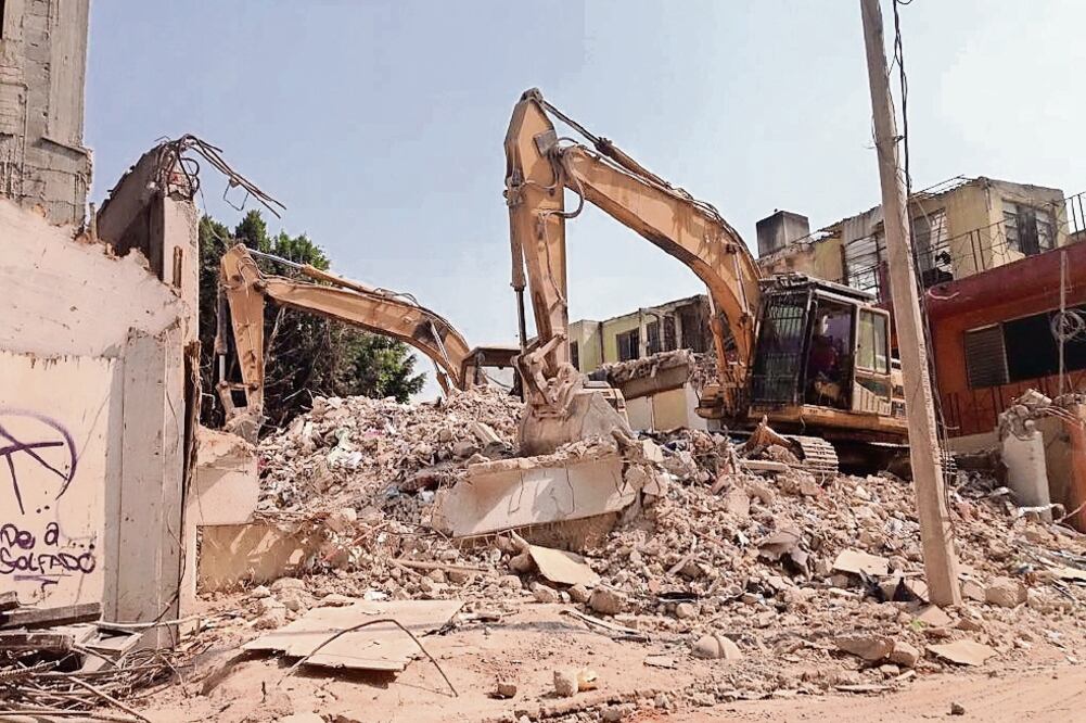 Uno de los inmuebles demolidos por las graves afectaciones después del sismo del 19-S se encontraba en calzada de la Viga 1756. (ESPECIAL)