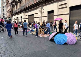 Ambulantes aprovechan bloqueo del Centro Histórico; venden adentro de campamento del CNTE  
