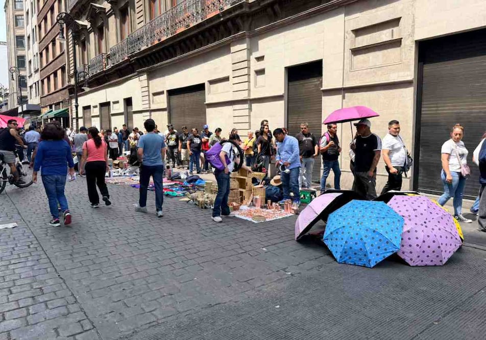 Comerciantes ambulantes aprovecharon los bloqueos en el Centro Histórico para vender productos. Foto: Arturo Ordaz Díaz / EL UNIVERSAL