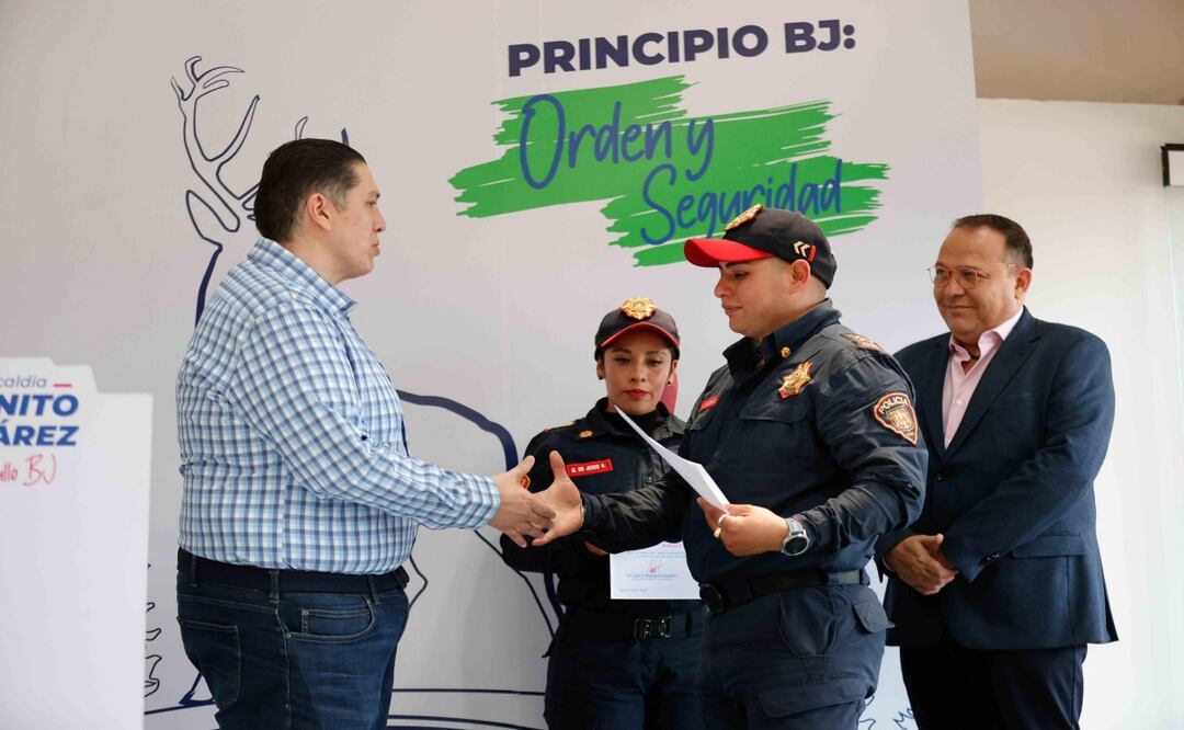 Reconoce alcalde de BJ, Luis Mendoza, a policías que ayudaron a mujer a tener a su bebé. Foto: Especial