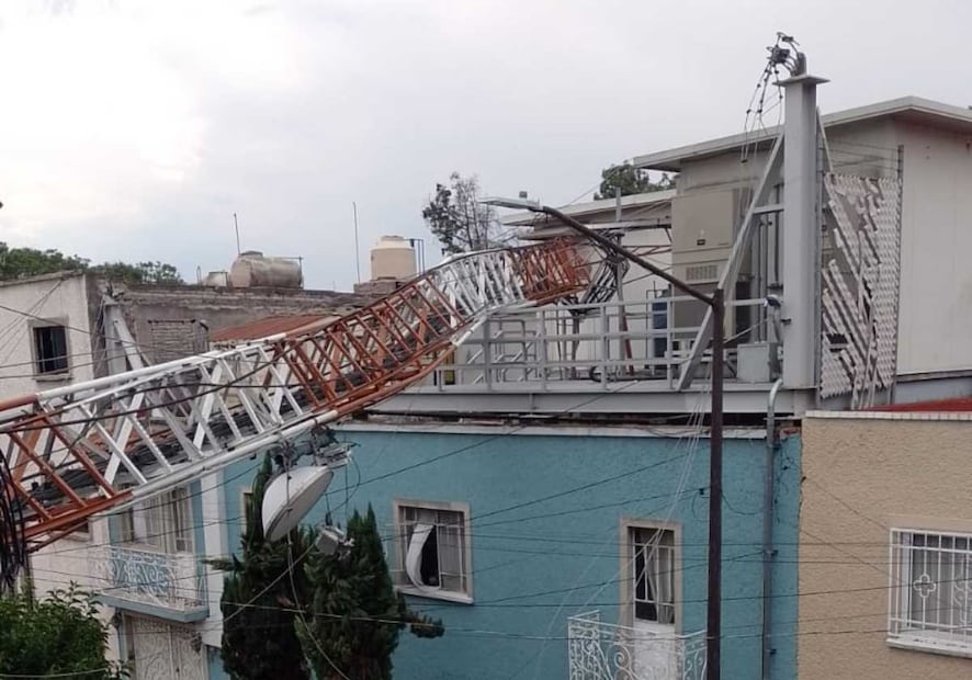 La caída dejó daños en al menos dos inmuebles de la colonia Guadalupe Tepeyac. Foto: Fabián Evaristo / EL UNIVERSAL