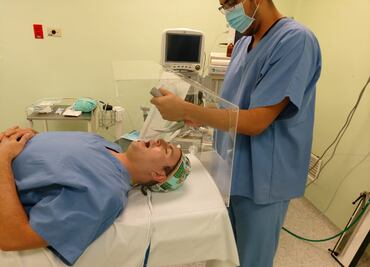 Diseñan caja para intubar a pacientes con Covid-19