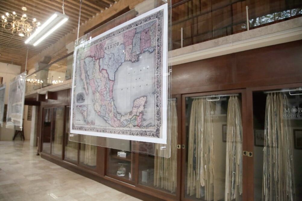 El acervo cartográfico aún utiliza maperos verticales de los que cuelgan las “varillas” con el material (FOTOS: ALEJANDRA LEYVA. EL UNIVERSAL)