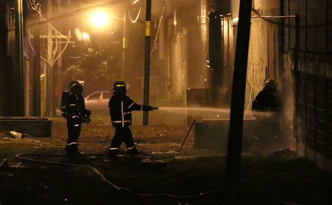 Los bomberos tardaron en controlar las llamas que se propagaron rápidamente a una segunda planta de la casa en Culiacán, Sinaloa Foto: Archivo/EL UNIVERSAL.