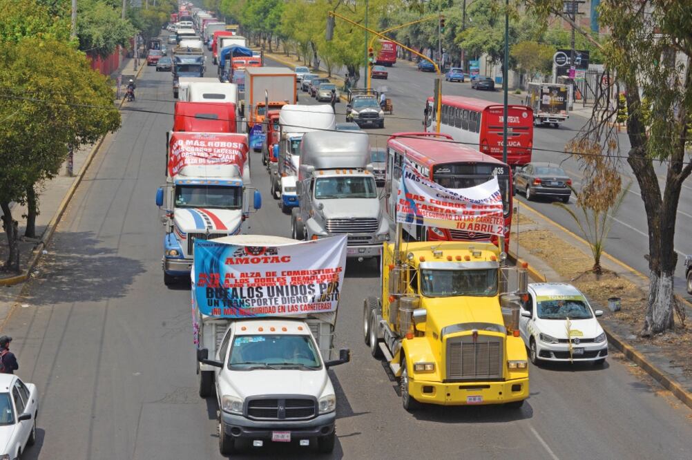 Los camioneros del Estado de México, Michoacán y Guerrero se unieron a la manifestación nacional de Amotac, en contra del alza de los combustibles, cobró excesivo en las casetas de peaje, y alto a los dobles remolques en Toluca. (ARTEMIO GUERRA BAZ. CUAR)