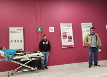 Acude a tramitar su credencial del INE… ¡En camilla!