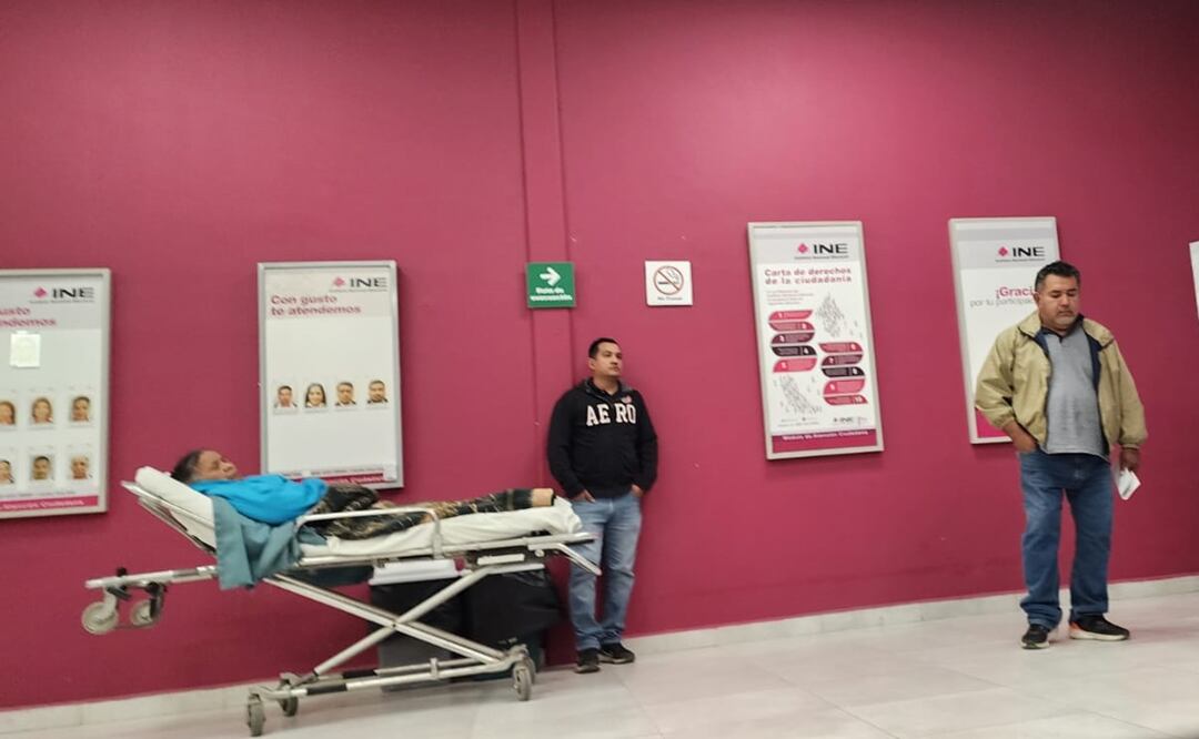 La mujer identificada como doña Josefina, acudió en camilla a las oficinas del INE y fue auxiliada por familiares y empleados. Foto: Cortesía Hoy Tamaulipas