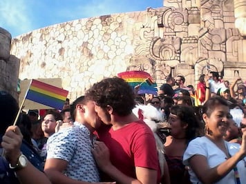 Mérida tuvo marcha por la familia y "besotón" gay