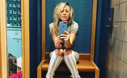 Fey consiente a sus seguidores con foto en bata 