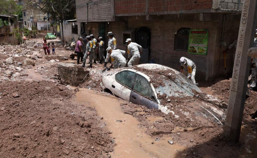 La tromba en Chilpancingo, Guerrero dejó vehículos varados entre el lodo (27/06/2025). Foto: Salvador Cisneros Silva / EL UNIVERSAL