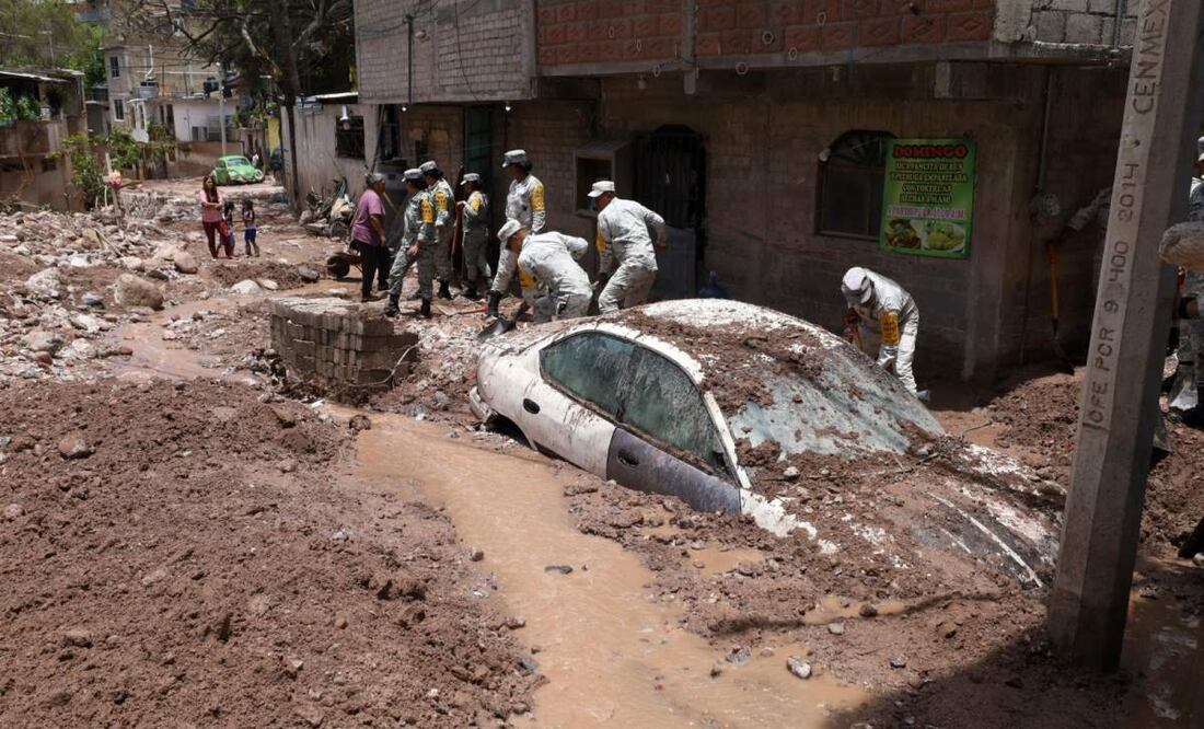 La tromba en Chilpancingo, Guerrero dejó vehículos varados entre el lodo (27/06/2025). Foto: Salvador Cisneros Silva / EL UNIVERSAL